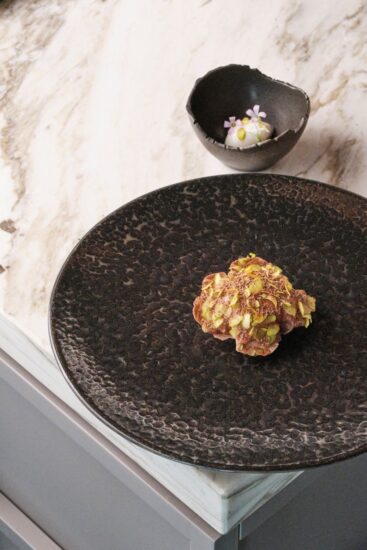 Il cannolo dello chef Michelangelo Mammoliti, 3 stelle Michelin a La Rei Natura a Serralunga d’Alba (ph: Michelin)