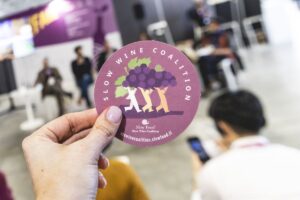 Grazie al vino &ldquo;giusto&rdquo;, la cura del territorio crea biodiversit&agrave;, inclusione e comunit&agrave; nel mondo