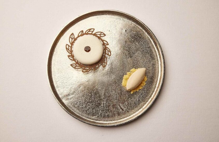 Bignè craquelin dello chef Giacomo Sacchetto del ristorante Iris di Verona, 1 stella Michelin (ph: Michelin)