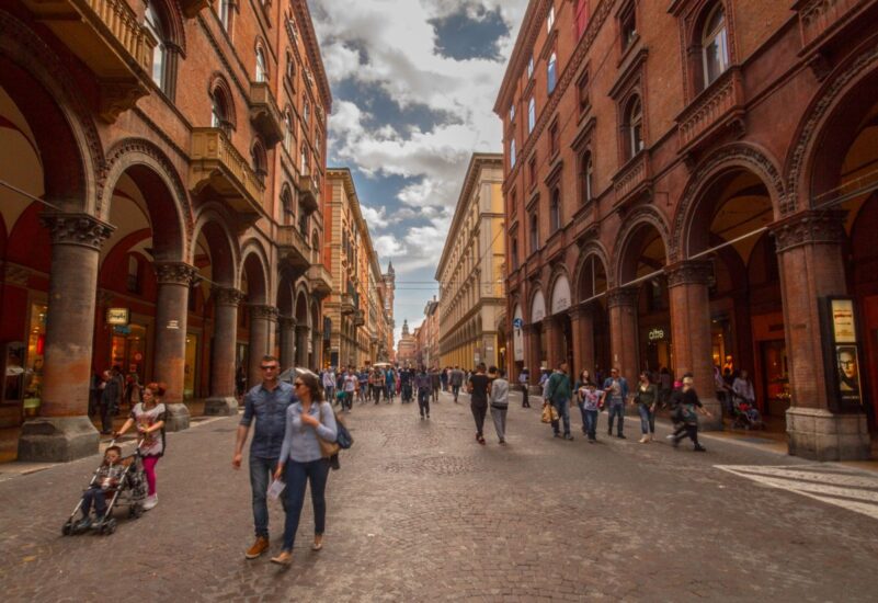 Bologna è la prima città ad offrire esperienze enogastronomiche nelle case dei residenti (credit: Facebook/Bologna Welcome)