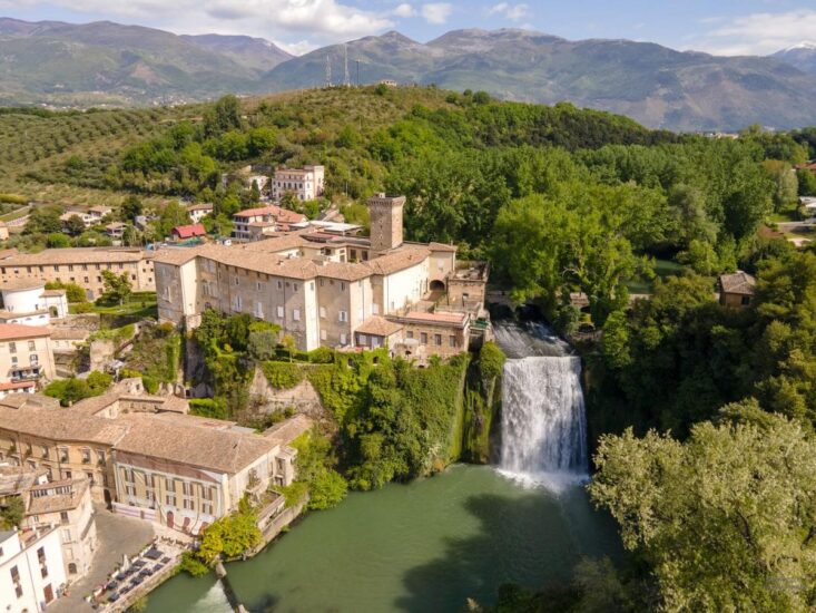 “Oltre Roma Wine, Beer & Spirits” al Castello Boncompagni Viscogliosi di Isola del Liri con i “piccoli grandi” vini del Lazio (ph: Abi Drone)
