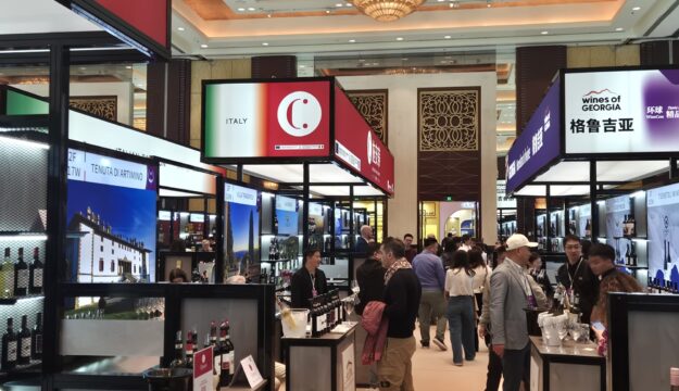 Il Chianti si racconta in Cina, dove finiscono 5 bottiglie su 100 del rosso toscano all&rsquo;export