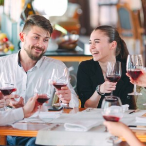 Vinitaly 2026: i consumatori di vino crescono grazie ai giovani, che amano i rossi, ma bevono meno