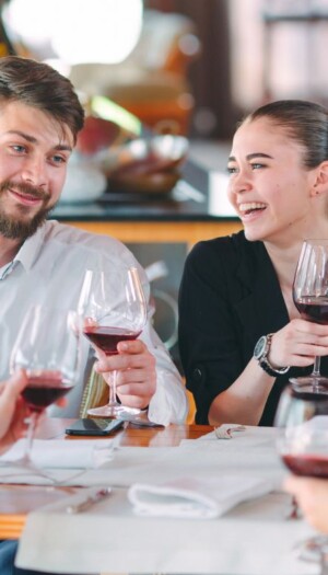 Vinitaly 2026: i consumatori di vino crescono grazie ai giovani, che amano i rossi, ma bevono meno