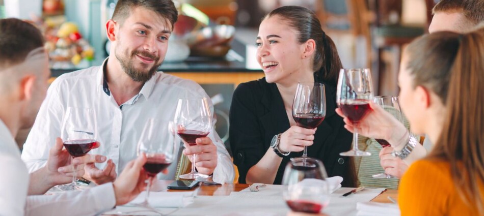 Vinitaly 2026: i consumatori di vino crescono grazie ai giovani, che amano i rossi, ma bevono meno