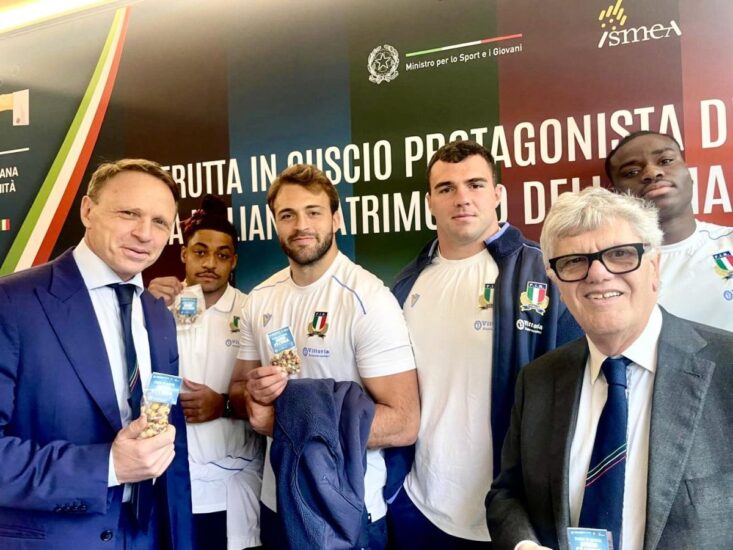 Il Ministro Lollobrigida e il presidente Ismea Proietti con gli Azzurri del rugby (ph: Facebook/Francesco Lollobrigida)