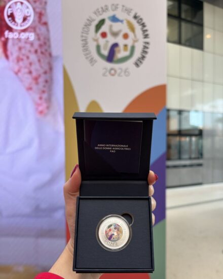 La moneta sul ruolo delle donne in agricoltura (ph: Facebook/Istituto Polografico e Zecca dello Stato)