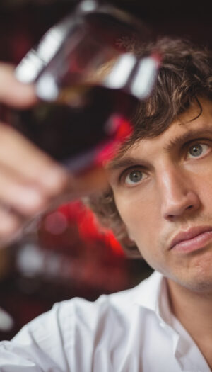 I vini dealcolati crescono tra i &ldquo;salutisti&rdquo;. Ma per togliere l&rsquo;alcol sono ultra-processati?