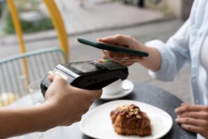 Cashless in forte crescita in Italia: bar (+37%) e ristoranti (+36,1%) trainano i pagamenti digitali