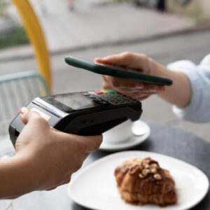 Cashless in forte crescita in Italia: bar (+37%) e ristoranti (+36,1%) trainano i pagamenti digitali