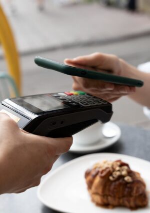 Cashless in forte crescita in Italia: bar (+37%) e ristoranti (+36,1%) trainano i pagamenti digitali