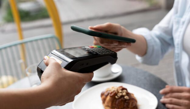 Cashless in forte crescita in Italia: bar (+37%) e ristoranti (+36,1%) trainano i pagamenti digitali