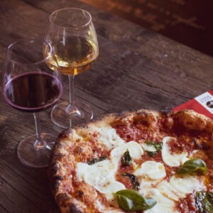 Dalla mela di Biancaneve alla pizza della Regina Margherita, il cibo &egrave; storia e magia