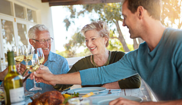 Se mangiare in compagnia fa bene alla salute, l&rsquo;Italia &egrave; il Paese pi&ugrave; felice del mondo