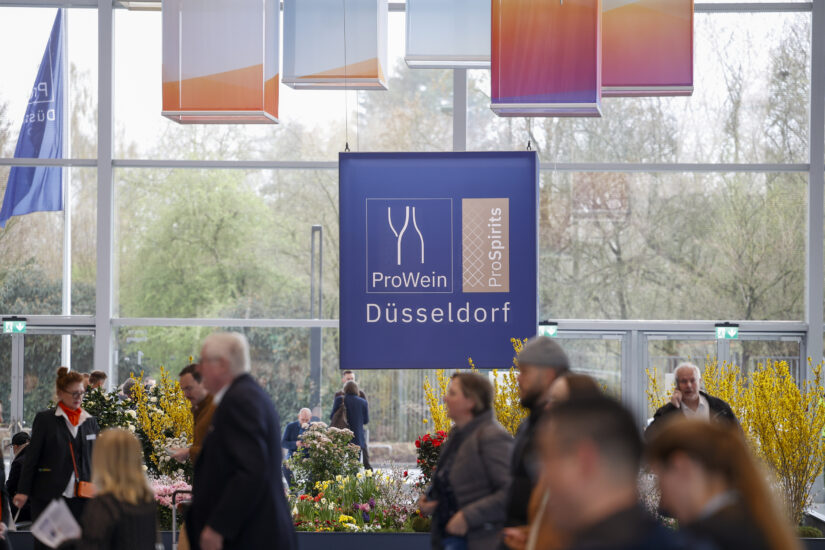 Die ProWein Düsseldorf vereint internationale Aussteller, starke Marken, innovative Trends und ein hochkarätiges Fachprogramm – der zentrale Treffpunkt für Business, Inspiration und Austausch der Wein- und Spirituosenindustrie vom 15.–17. März 2026.ProWein Düsseldorf brings together international exhibitors, strong brands, innovative trends and a high-calibre professional programme – the central meeting point for business, inspiration and exchange for the wine and spirits industry from 15–17 March 2026.
