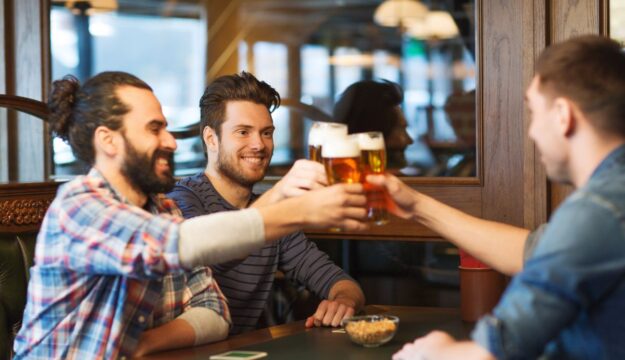 Entra la birra anacolica, esce la lager premium: come cambia il paniere della spesa in Uk