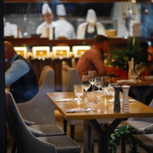 In Italia scompaiono i piccoli negozi (tra il 2012 e il 2025 oltre 156.000) e cresce la ristorazione