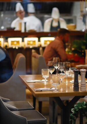 In Italia scompaiono i piccoli negozi (tra il 2012 e il 2025 oltre 156.000) e cresce la ristorazione