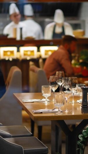 In Italia scompaiono i piccoli negozi (tra il 2012 e il 2025 oltre 156.000) e cresce la ristorazione