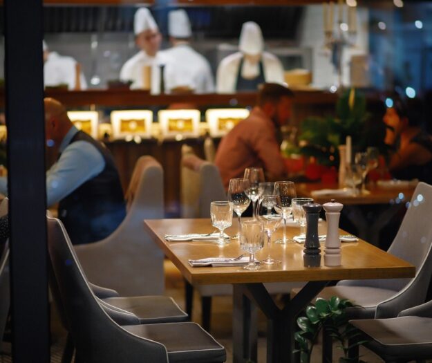 In Italia scompaiono i piccoli negozi (tra il 2012 e il 2025 oltre 156.000) e cresce la ristorazione