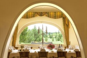 Con la sua scomparsa, la tovaglia racconta un cambiamento culturale pi&ugrave; ampio: il pasto veloce