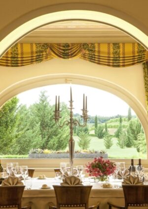 Con la sua scomparsa, la tovaglia racconta un cambiamento culturale pi&ugrave; ampio: il pasto veloce