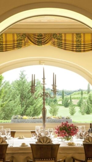 Con la sua scomparsa, la tovaglia racconta un cambiamento culturale pi&ugrave; ampio: il pasto veloce