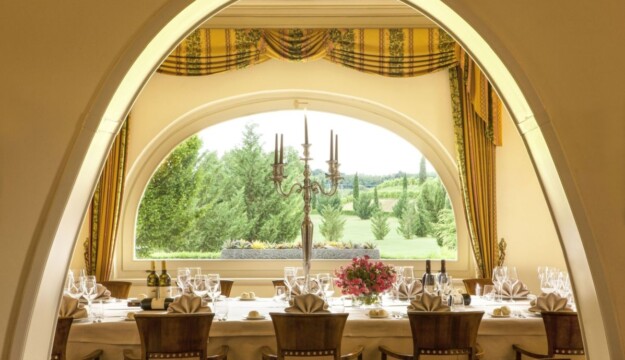 Con la sua scomparsa, la tovaglia racconta un cambiamento culturale pi&ugrave; ampio: il pasto veloce