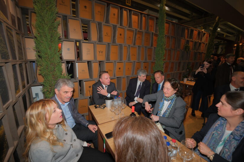 La Premier Meloni, a Vinitaly 2026, da Marchesi Antinori (credit: Veronafiere/Ennevi)