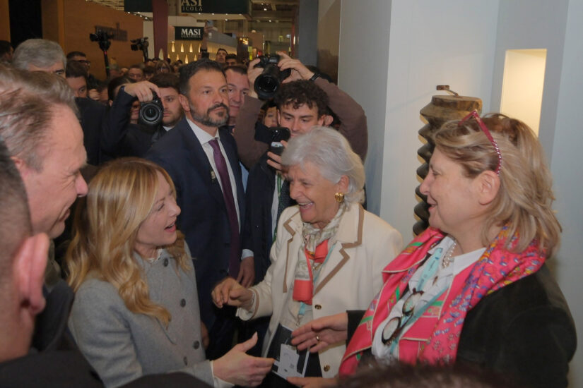La Premier Meloni, a Vinitaly 2026, da Lungarotti (credit: Veronafiere/Ennevi)