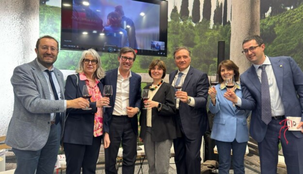 La Toscana del vino fa sistema, guardando al futuro, dall&rsquo;Europa al mondo