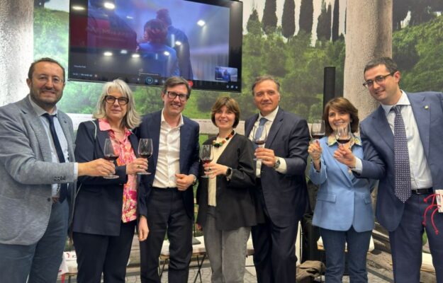 CONSORZIO BOLGHERI E BOLGHERI SASSICAIA, CONSORZIO BRUNELLO DI MONTALCINO, CONSORZIO CHIANTI CLASSICO, CONSORZIO VINO NOBILE DI MONTEPULCIANO, DARIO NARDELLA, DAZI, LEONARDO MARRAS, PACCHETTO VINO, REGIONE TOSCANA, TOSCANA, UE, USA, VINITALY 2026, Italia