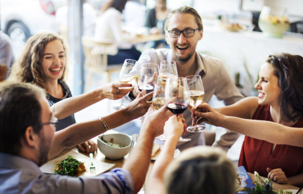 CONSUMI, GIOVANI, IWSR, MERCATI, VINI PREMIUM, Mondo