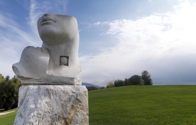 In Italy, ties between wineries and art are strengthening: over 60 have lasting commitment