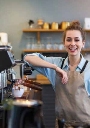 In 10 anni in Italia sono scomparsi 86.000 negozi di vicinato, ma cresce la ristorazione