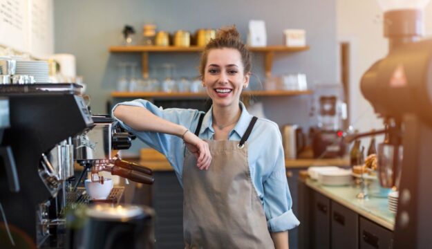 In 10 anni in Italia sono scomparsi 86.000 negozi di vicinato, ma cresce la ristorazione