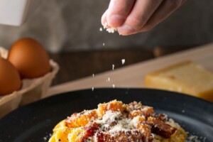 La pasta preferita dagli italiani (e non solo)? La Carbonara, da ricetta povera a comfort food