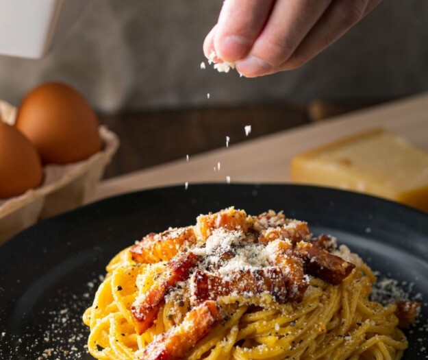 La pasta preferita dagli italiani (e non solo)? La Carbonara, da ricetta povera a comfort food