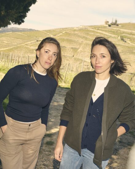Chiara Pepe e Delphine Frey tra i vigneti de La Chapelle