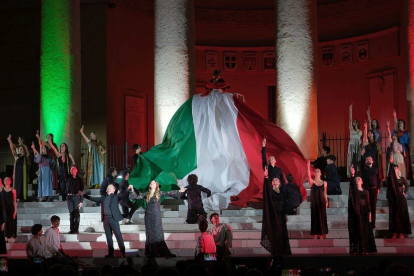 Lo spettacolo immersivo “Dentro c’è l’Italia” in Piazza Bra a Verona (ph: Veronafiere/Ennevi)
