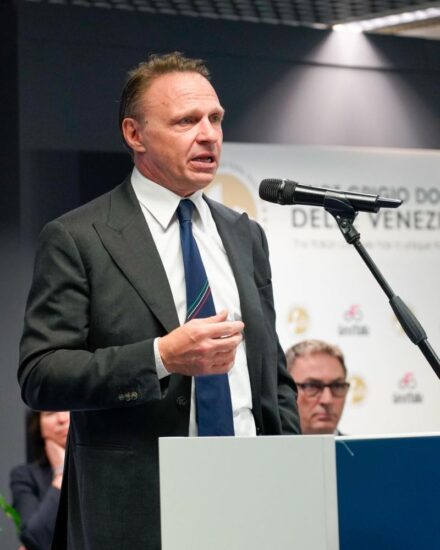 La filiera riunita al “Tavolo Vino”, a Vinitaly (ph: Facebook/Francesco Lollobrigida)