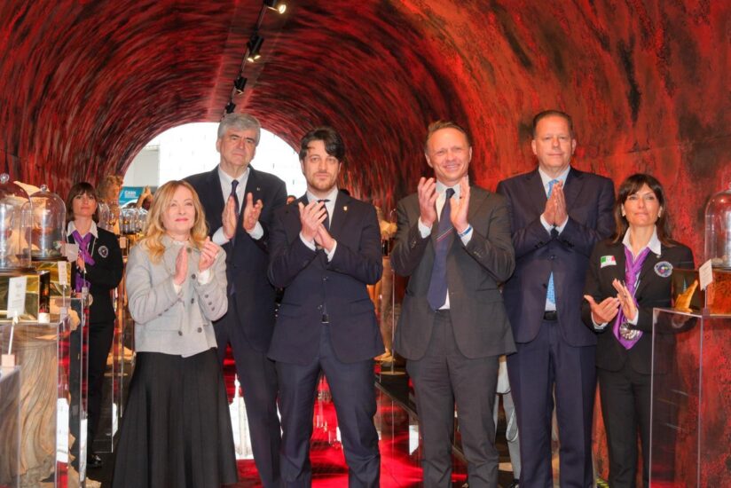 Dalla Premier Meloni, in visita ufficiale a Vinitaly 2026, massimo sostegno al comparto
