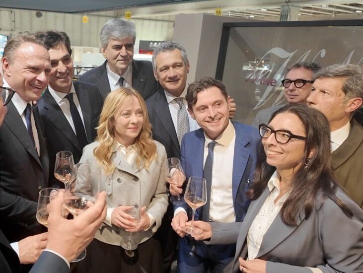 Brindisi con la Premier Meloni, a Vinitaly 2026, alla Regione Marche (credit: WineNews)