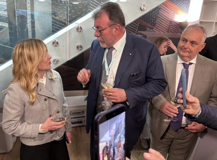 La Premier Meloni, a Vinitaly 2026, con Luca Rigotti, presidente Settore Vitivinicolo Confcooperative, Consorzio Doc delle Venezie e Gruppo Mezzacorona (credit: WineNews)