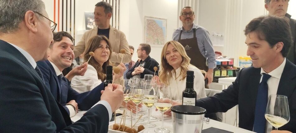 La Premier Meloni, a Vinitaly 2026, da Velenosi (credit: WineNews)