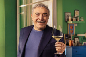 &ldquo;Senza vino sulla tavola, a cena, sembra di essere soli. Il vino &egrave; festa&rdquo;. Parola di Nino Frassica