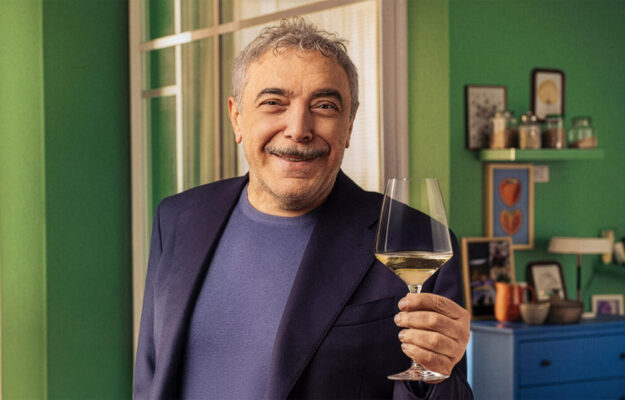 &ldquo;Senza vino sulla tavola, a cena, sembra di essere soli. Il vino &egrave; festa&rdquo;. Parola di Nino Frassica