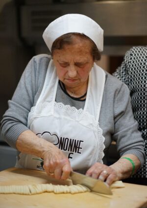 Un &ldquo;ponte tra generazioni&rdquo; e un &ldquo;patrimonio da tutelare e tramandare&rdquo;: ecco le &ldquo;Nonne in Cucina&rdquo;