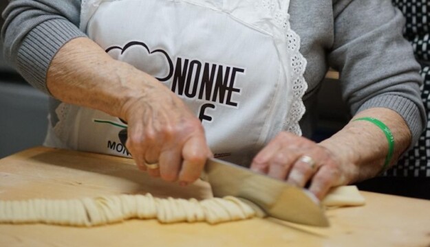 Un &ldquo;ponte tra generazioni&rdquo; e un &ldquo;patrimonio da tutelare e tramandare&rdquo;: ecco le &ldquo;Nonne in Cucina&rdquo;