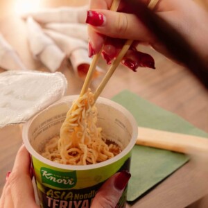 La cucina asiatica conquista i giovani italiani: i noodles sono gli spaghetti della Gen Z